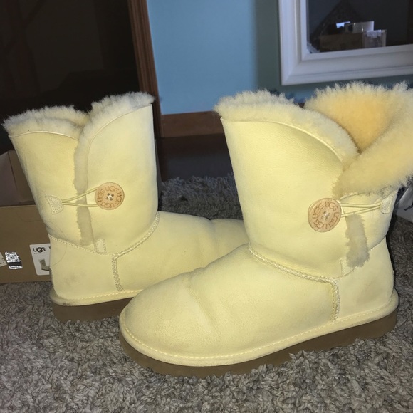yellow bailey bow uggs